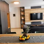 Black Pearl - Luxury Seaside App With Pool & Bbq, Istra Appartamento