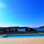 Black Pearl - Luxury Seaside App With Pool & Bbq, Istra 반졸레
