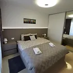 Black Pearl - Luxury Seaside App With Pool & Bbq, Istra *