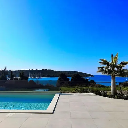 Black Pearl - Luxury Seaside App With Pool & Bbq, Istra * Banjole