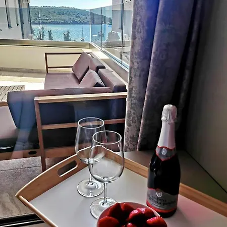 Black Pearl - Luxury Seaside App With Pool & Bbq, Istra