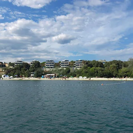 Black Pearl - Luxury Seaside App With Pool & Bbq, Istra Banjole