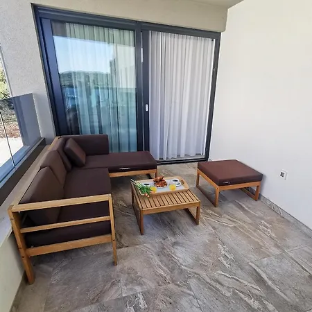 Black Pearl - Luxury Seaside App With Pool & Bbq, Istra *