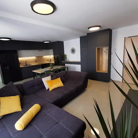Black Pearl - Luxury Seaside App With Pool & Bbq, Istra