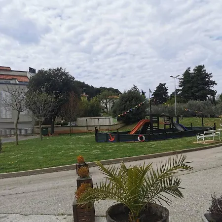 Daire Black Pearl - Luxury Seaside App With Pool & Bbq, Istra