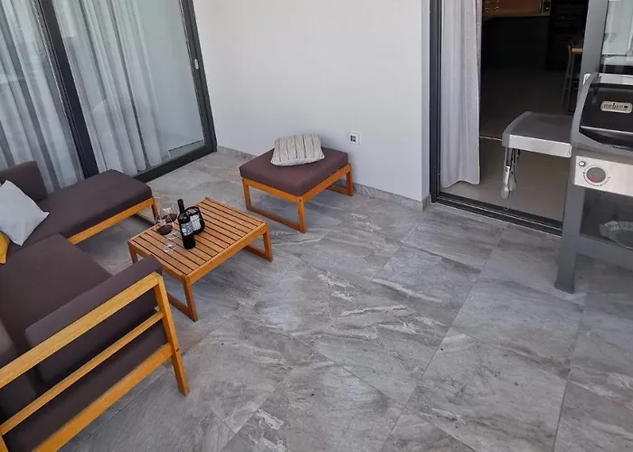 Black Pearl - Luxury Seaside App With Pool & Bbq, Istra