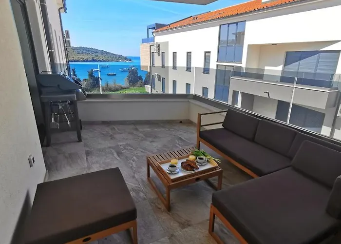 Black Pearl - Luxury Seaside App With Pool & Bbq, Istra Daire Banjole