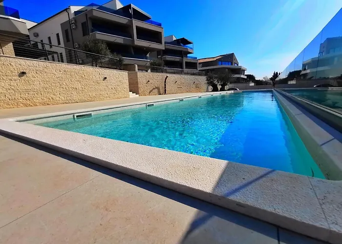Daire Black Pearl - Luxury Seaside App With Pool & Bbq, Istra *