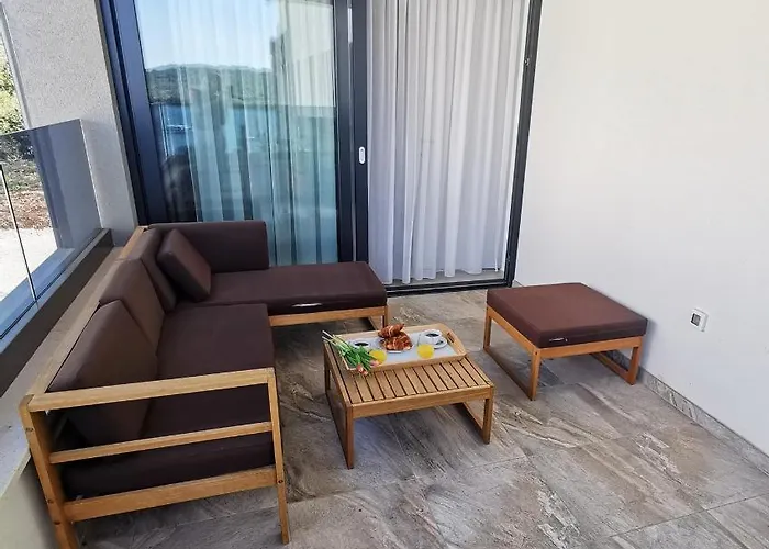 Black Pearl - Luxury Seaside App With Pool & Bbq, Istra *