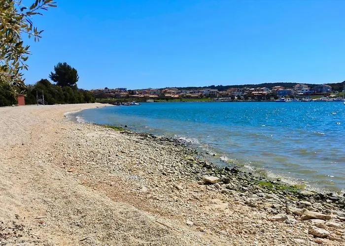 Daire Black Pearl - Luxury Seaside App With Pool & Bbq, Istra
