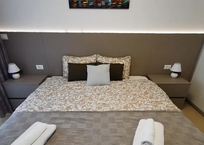 Black Pearl - Luxury Seaside App With Pool & Bbq, Istra Daire