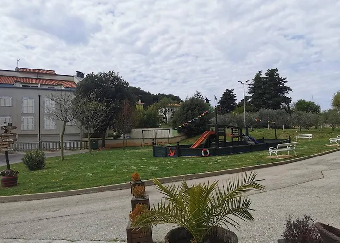 Daire Black Pearl - Luxury Seaside App With Pool & Bbq, Istra