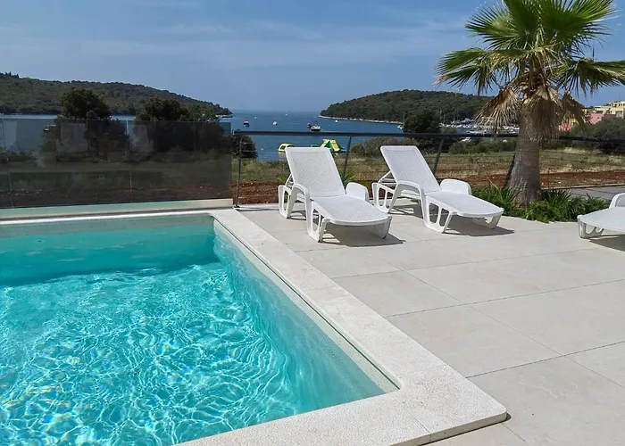 Black Pearl - Luxury Seaside App With Pool & Bbq, Istra Daire Banjole